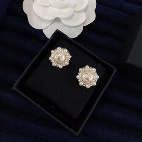 Необходимость для смены сезона! Коротенькие серьги Chanel с жемчу