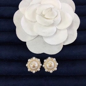Необходимость для смены сезона! Коротенькие серьги Chanel с жемчу