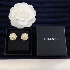 Необходимость для смены сезона! Коротенькие серьги Chanel с жемчу