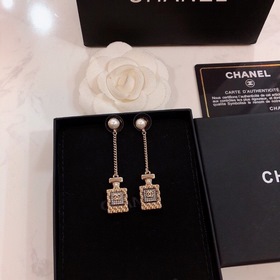 Chanel маленькие серьги-гвоздики с длинными цепочками. Все детали