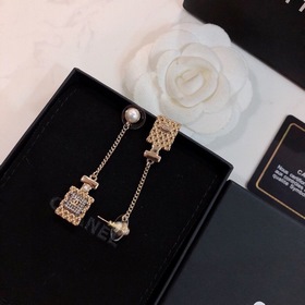 Chanel маленькие серьги-гвоздики с длинными цепочками. Все детали