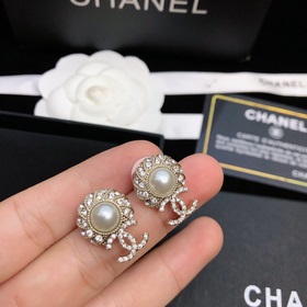 【Chanel】 Серьги-гвоздики Новая модель Серьги Chanel, популярная м