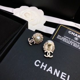【Chanel】 Серьги-гвоздики Новая модель Серьги Chanel, популярная м