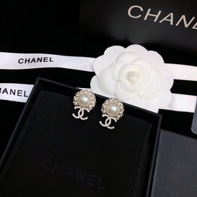 【Chanel】 Серьги-гвоздики Новая модель Серьги Chanel, популярная м