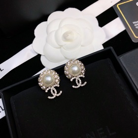 【Chanel】 Серьги-гвоздики Новая модель Серьги Chanel, популярная м