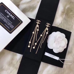 Короткие серьги Chanel с длинными кисточками жемчужинами. Высокое