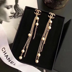 Короткие серьги Chanel с длинными кисточками жемчужинами. Высокое