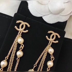 Короткие серьги Chanel с длинными кисточками жемчужинами. Высокое
