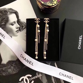 Короткие серьги Chanel с длинными кисточками жемчужинами. Высокое
