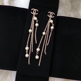 Короткие серьги Chanel с длинными кисточками жемчужинами. Высокое