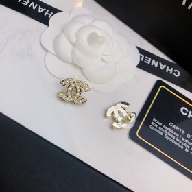 【Chanel】 Серьги-гвоздики, популярная модель от Chanel. Самая высо