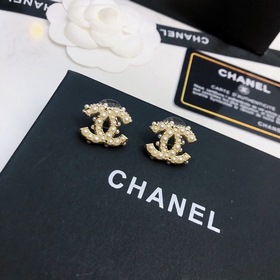 【Chanel】 Серьги-гвоздики, популярная модель от Chanel. Самая высо