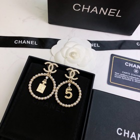 Серьги в форме флакона духов Chanel с пятью буквами. Самые популя
