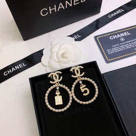 Серьги в форме флакона духов Chanel с пятью буквами. Самые популя