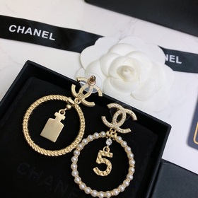 Серьги в форме флакона духов Chanel с пятью буквами. Самые популя