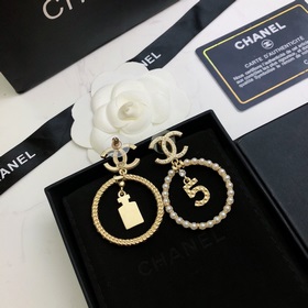 Серьги в форме флакона духов Chanel с пятью буквами. Самые популя