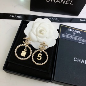 Серьги в форме флакона духов Chanel с пятью буквами. Самые популя