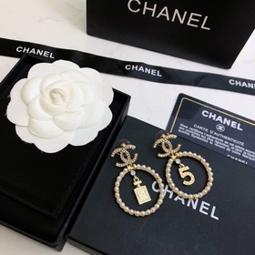Серьги в форме флакона духов Chanel с пятью буквами. Самые популя