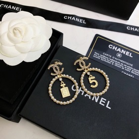 Серьги в форме флакона духов Chanel с пятью буквами. Самые популя