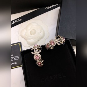 Популярные серьги Chanel, новинка CHANEL23 серьги-гвоздики с драг