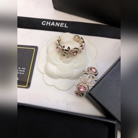 Популярные серьги Chanel, новинка CHANEL23 серьги-гвоздики с драг
