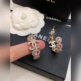 Популярные серьги Chanel, новинка CHANEL23 серьги-гвоздики с драг