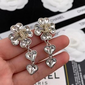 Популярные серьги-гвоздики Chanel с буквами чайной камелией. Нови