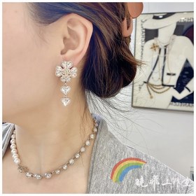 Популярные серьги-гвоздики Chanel с буквами чайной камелией. Нови