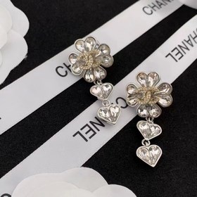 Популярные серьги-гвоздики Chanel с буквами чайной камелией. Нови