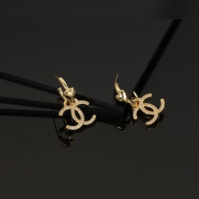 Серьги Chanel с двойным C. Потрясающий дизайн, невероятная красот