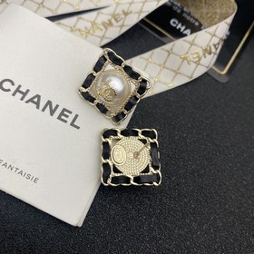 1880140  Chanel Маленькие серьги-гвоздики с двойным логотипом и 