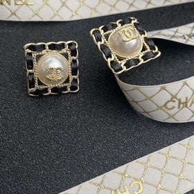 1880140  Chanel Маленькие серьги-гвоздики с двойным логотипом и 