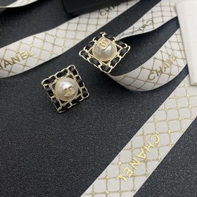 1880140  Chanel Маленькие серьги-гвоздики с двойным логотипом и 