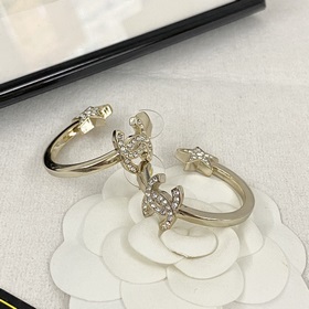 Код E2327 0257820 Популярные серьги Chanel. Новинка. CHAN 23 Глад