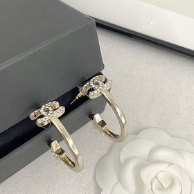 Код E2327 0257820 Популярные серьги Chanel. Новинка. CHAN 23 Глад