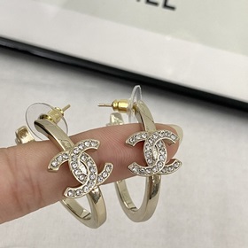 Код E2327 0257820 Популярные серьги Chanel. Новинка. CHAN 23 Глад