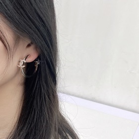 Код E2327 0257820 Популярные серьги Chanel. Новинка. CHAN 23 Глад