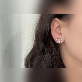 Новейшие серьги-гвоздики Chanel с бриллиантами в форме звезд, изг
