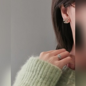 Новейшие серьги-гвоздики Chanel с бриллиантами в форме звезд, изг