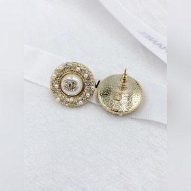 Chanel Новейшие серьги-гвоздики с круглыми жемчужинами, изготовл