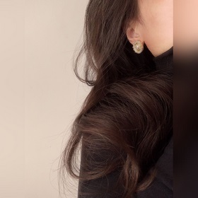 Chanel Новейшие серьги-гвоздики с круглыми жемчужинами, изготовл