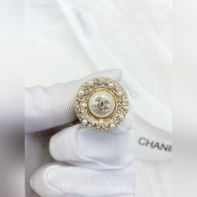 Chanel Новейшие серьги-гвоздики с круглыми жемчужинами, изготовл