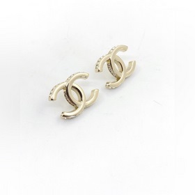 Новейшие серьги Chanel из светло-золотого CC. Изготовлены из лату