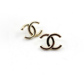 Новейшие серьги Chanel из светло-золотого CC. Изготовлены из лату