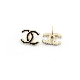 Новейшие серьги Chanel из светло-золотого CC. Изготовлены из лату