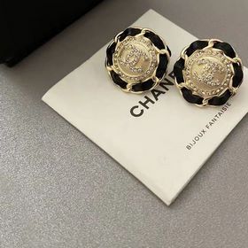 1880130 Z-модель Маленький аромат CHANEL Сережки-гвоздики с буква