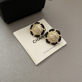 1880130 Z-модель Маленький аромат CHANEL Сережки-гвоздики с буква