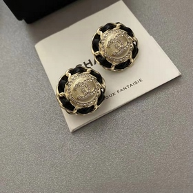 1880130 Z-модель Маленький аромат CHANEL Сережки-гвоздики с буква