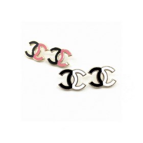 Новейшие серьги Chanel в черном и розовом цвете с буквой «cc» из