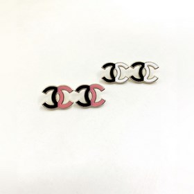 Новейшие серьги Chanel в черном и розовом цвете с буквой «cc» из 